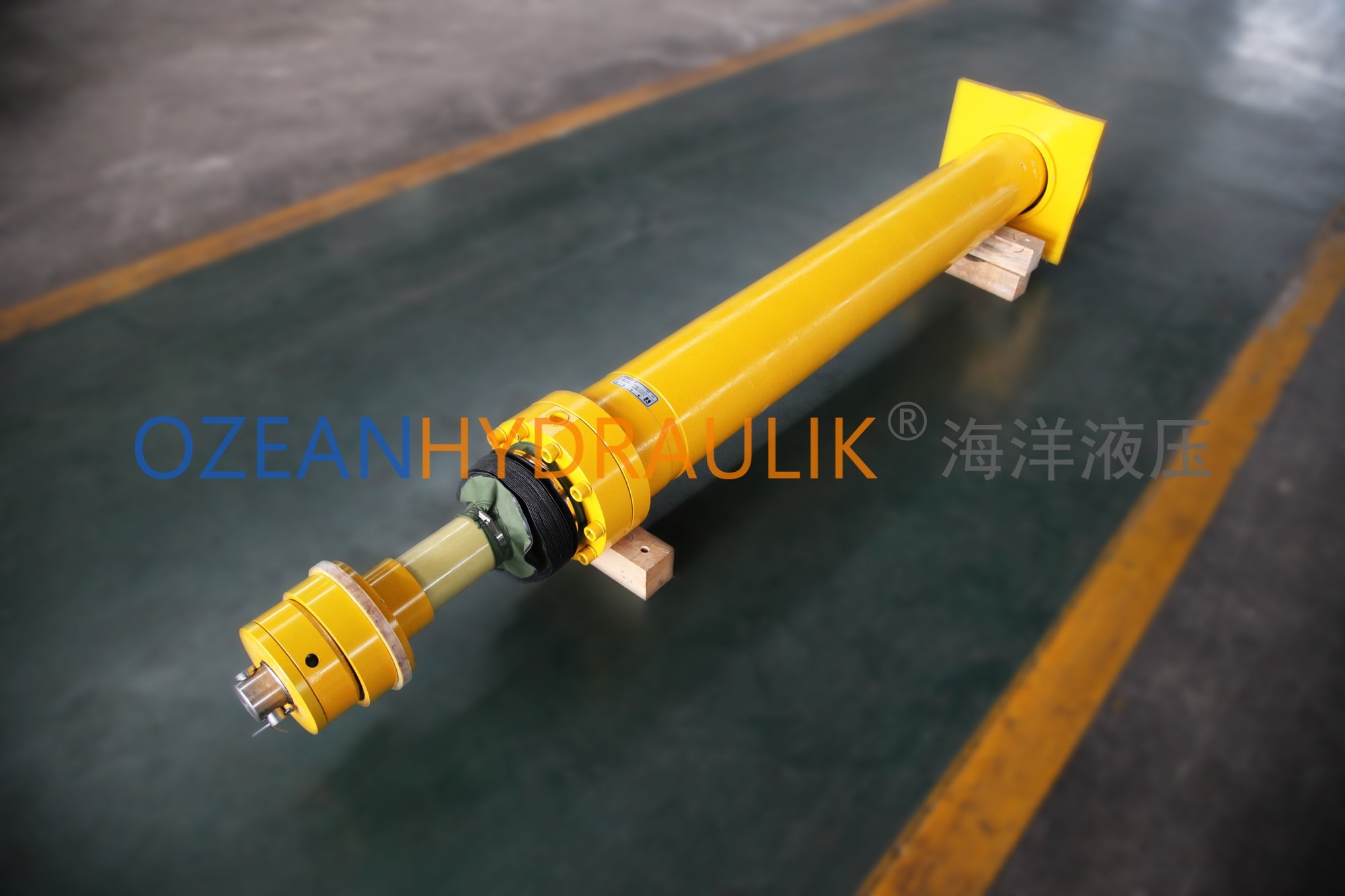 Electrode lift hydraulic cylinder
